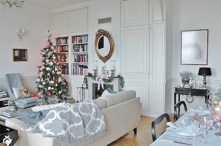 MODERN CLASSIC CHRISTMAS - Średni biały salon z jadalnią z bibiloteczką, styl tradycyjny - zdjęcie od MODERN CLASSIC HOME