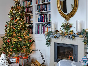 MODERN CLASSIC CHRISTMAS - Średni biały salon z bibiloteczką, styl tradycyjny - zdjęcie od MODERN CLASSIC HOME