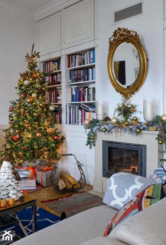 MODERN CLASSIC CHRISTMAS - Średni biały salon z bibiloteczką, styl tradycyjny - zdjęcie od MODERN CLASSIC HOME - Homebook