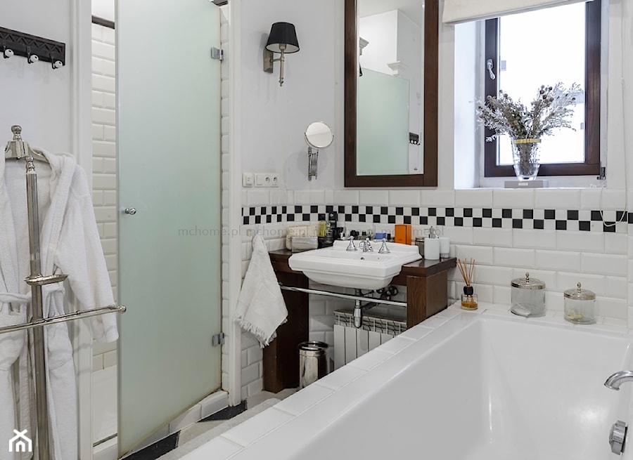 SHOWROOM MODERN CLASSIC HOME - wyposażenie wnętrz. - Średnia łazienka z oknem, styl glamour - zdjęcie od MODERN CLASSIC HOME