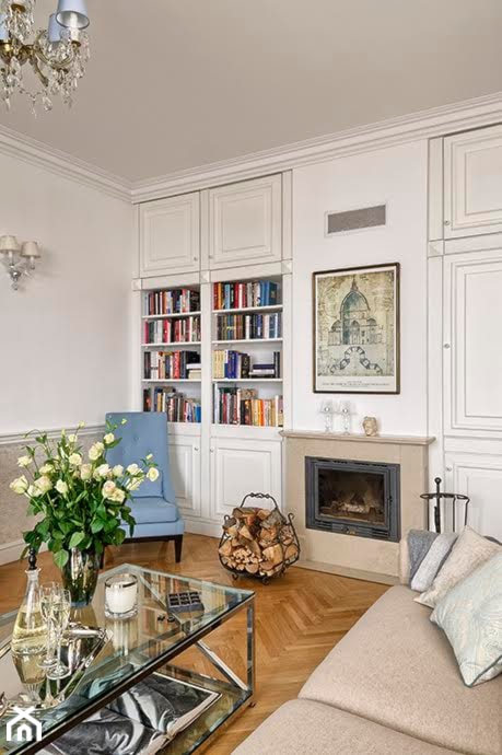 MODERN CLASSIC HOME - PROJEKT APARTAMENTU WARSZAWA - Średni beżowy biały salon z bibiloteczką, styl glamour - zdjęcie od MODERN CLASSIC HOME
