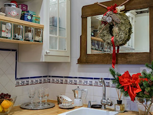 MODERN CLASSIC CHRISTMAS - Mała zamknięta biała szara z zabudowaną lodówką z nablatowym zlewozmywakiem kuchnia w kształcie litery l, styl tradycyjny - zdjęcie od MODERN CLASSIC HOME