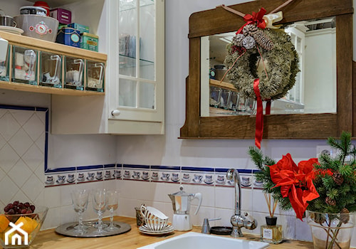 MODERN CLASSIC CHRISTMAS - Mała zamknięta biała szara z zabudowaną lodówką z nablatowym zlewozmywakiem kuchnia w kształcie litery l, styl tradycyjny - zdjęcie od MODERN CLASSIC HOME