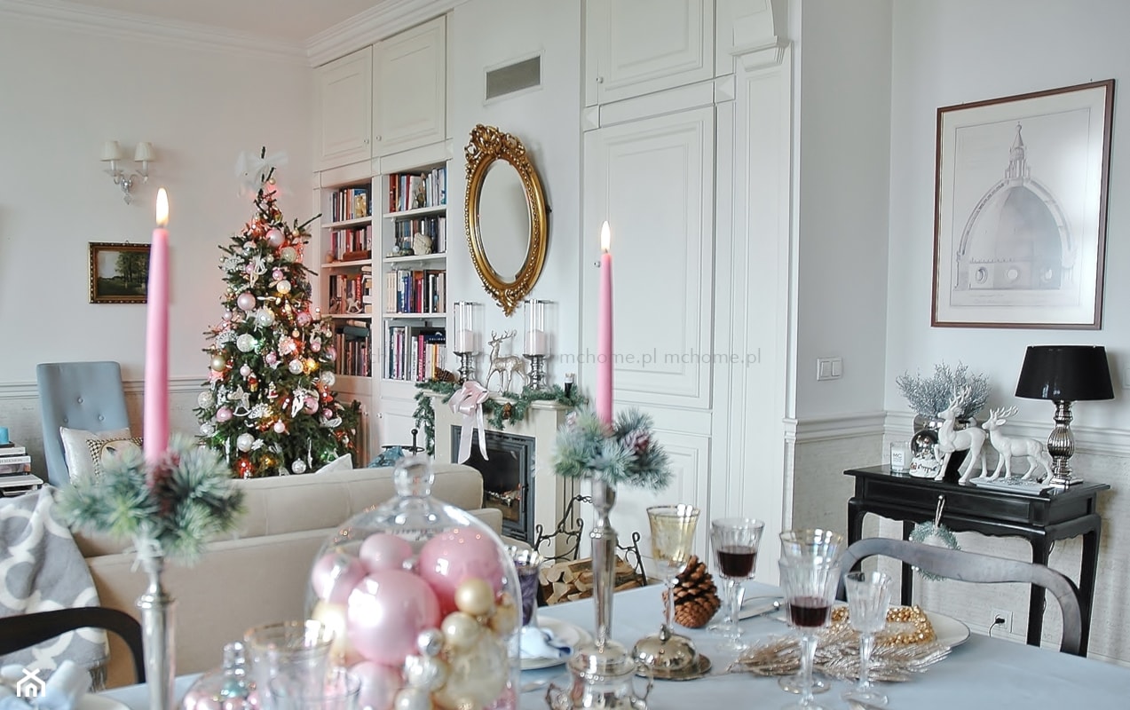 MODERN CLASSIC CHRISTMAS - Mały biały salon z jadalnią, styl tradycyjny - zdjęcie od MODERN CLASSIC HOME - Homebook
