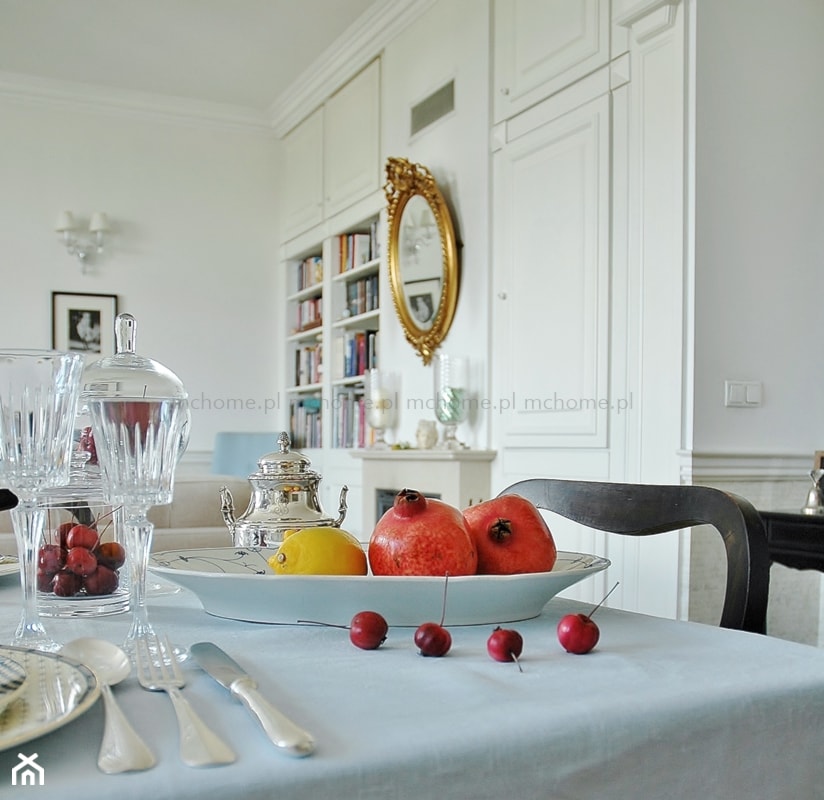 Średnia biała jadalnia w salonie, styl tradycyjny - zdjęcie od MODERN CLASSIC HOME