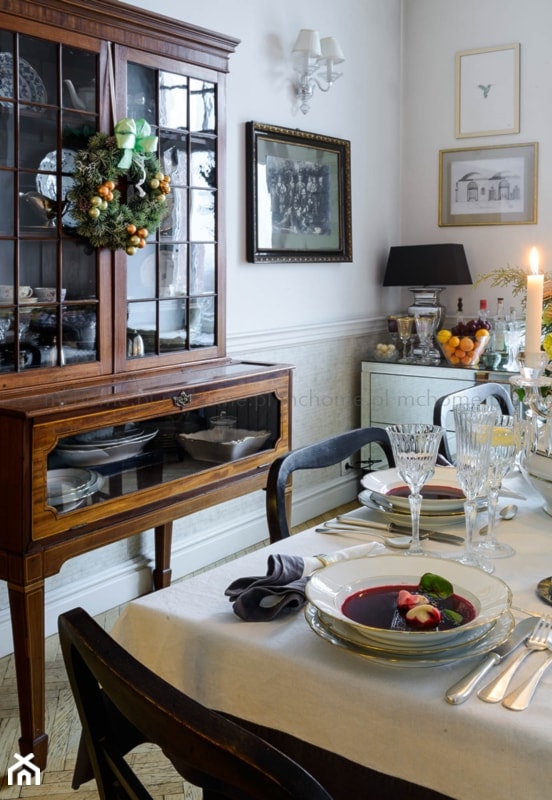 MODERN CLASSIC CHRISTMAS - Średnia biała jadalnia jako osobne pomieszczenie, styl tradycyjny - zdjęcie od MODERN CLASSIC HOME