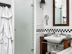 MODERN CLASSIC HOME - PROJEKT APARTAMENTU WARSZAWA - Mała bez okna z lustrem z punktowym oświetleniem łazienka, styl glamour - zdjęcie od MODERN CLASSIC HOME