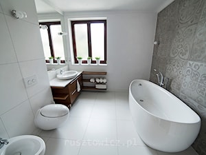 Home Faktor - Średnia na poddaszu łazienka z oknem, styl nowoczesny - zdjęcie od Artur Rusztowicz