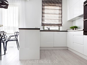 Home Faktor - Mała otwarta z kamiennym blatem biała z zabudowaną lodówką z nablatowym zlewozmywakiem kuchnia w kształcie litery u z oknem, styl nowoczesny - zdjęcie od Artur Rusztowicz