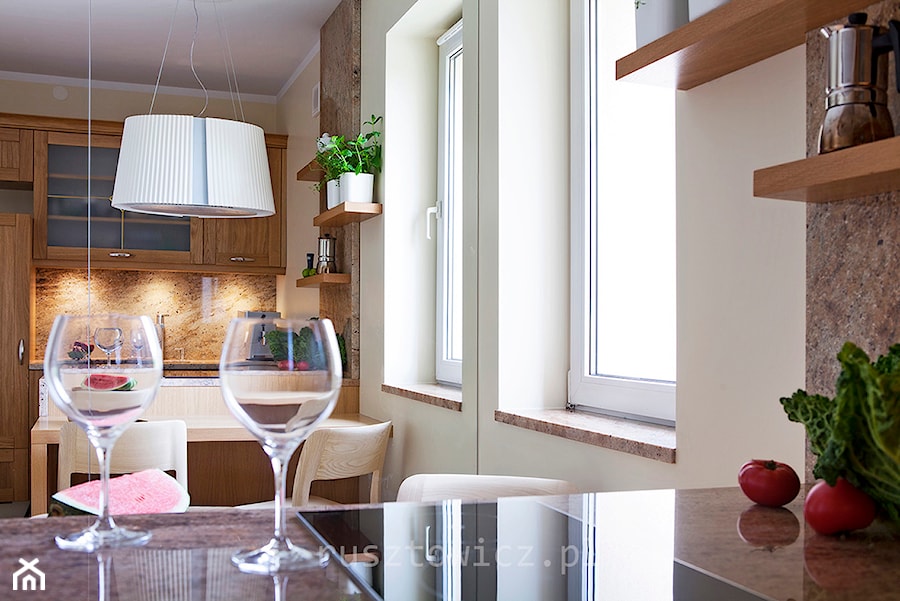 Home Faktor - Duża zamknięta z kamiennym blatem beżowa z zabudowaną lodówką z podblatowym zlewozmywakiem kuchnia dwurzędowa z oknem z kompozytem na ścianie nad blatem kuchennym, styl nowoczesny - zdjęcie od Artur Rusztowicz