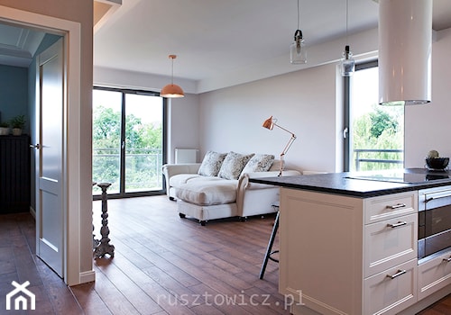Home Faktor - Mały biały salon z kuchnią z jadalnią, styl tradycyjny - zdjęcie od Artur Rusztowicz