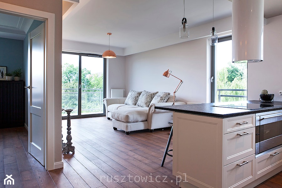 Home Faktor - Mały biały salon z kuchnią z jadalnią, styl tradycyjny - zdjęcie od Artur Rusztowicz
