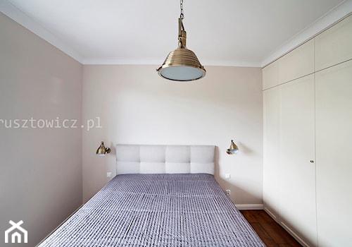Home Faktor - Mała beżowa sypialnia, styl nowoczesny - zdjęcie od Artur Rusztowicz