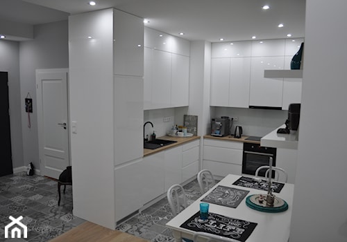 Mieszkanie - Średnia otwarta z salonem biała szara z zabudowaną lodówką z podblatowym zlewozmywakiem kuchnia w kształcie litery l, styl nowoczesny - zdjęcie od DesiMeb