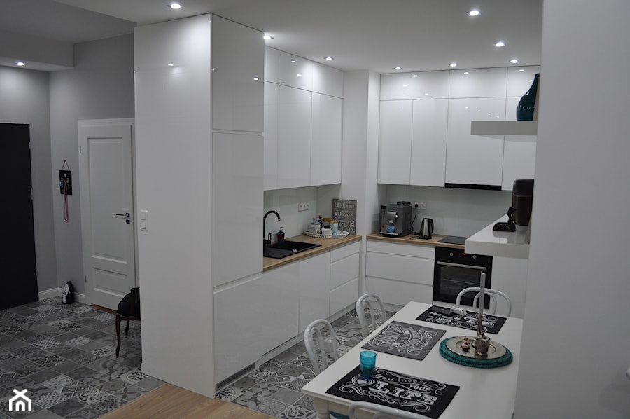 Mieszkanie - Średnia otwarta z salonem biała szara z zabudowaną lodówką z podblatowym zlewozmywakiem kuchnia w kształcie litery l, styl nowoczesny - zdjęcie od DesiMeb
