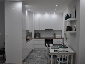 Mieszkanie - Średnia otwarta biała szara z zabudowaną lodówką z podblatowym zlewozmywakiem kuchnia w kształcie litery l, styl nowoczesny - zdjęcie od DesiMeb