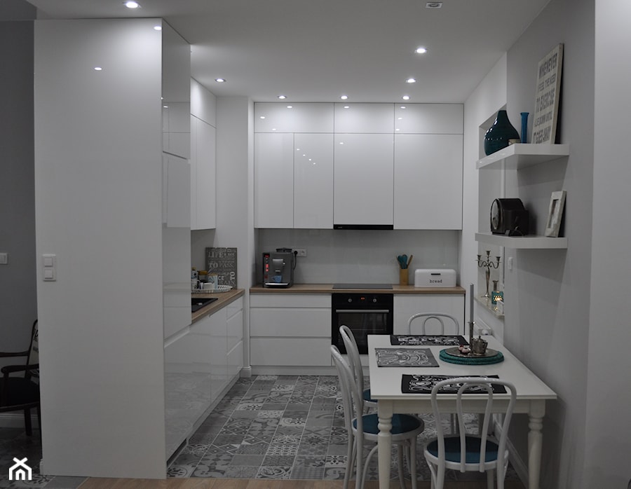 Mieszkanie - Średnia otwarta biała szara z zabudowaną lodówką z podblatowym zlewozmywakiem kuchnia w kształcie litery l, styl nowoczesny - zdjęcie od DesiMeb