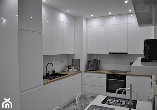 Mieszkanie - Średnia otwarta zamknięta biała z zabudowaną lodówką z nablatowym zlewozmywakiem kuchnia w kształcie litery l, styl nowoczesny - zdjęcie od DesiMeb