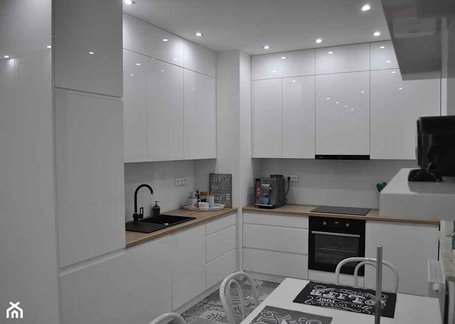 Mieszkanie - Średnia otwarta zamknięta biała z zabudowaną lodówką z nablatowym zlewozmywakiem kuchnia w kształcie litery l, styl nowoczesny - zdjęcie od DesiMeb