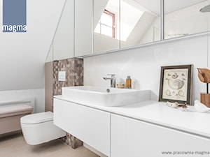 DOM W KLIMACIE MODERNIZMU - Średnia na poddaszu z lustrem łazienka z oknem, styl nowoczesny - zdjęcie od magma pracownia wnętrz