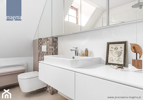 DOM W KLIMACIE MODERNIZMU - Średnia na poddaszu z lustrem łazienka z oknem, styl nowoczesny - zdjęcie od magma pracownia wnętrz