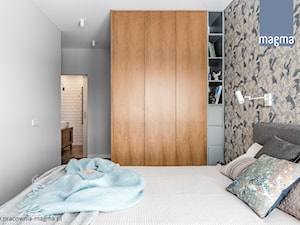 NOWOCZESNY APARTAMENT Z TAPICEROWANYM SIEDZISKIEM - Mała sypialnia z łazienką, styl nowoczesny - zdjęcie od magma pracownia wnętrz