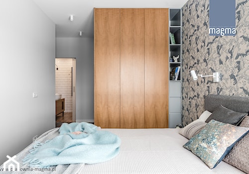 NOWOCZESNY APARTAMENT Z TAPICEROWANYM SIEDZISKIEM - Mała sypialnia z łazienką, styl nowoczesny - zdjęcie od magma pracownia wnętrz