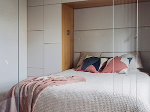 MODERNISTYCZNY APARTAMENT W CENTRUM GDYNI - Mała szara sypialnia, styl skandynawski - zdjęcie od magma pracownia wnętrz
