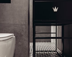 MODERNISTYCZNY APARTAMENT W CENTRUM GDYNI - Mała bez okna z lustrem łazienka, styl industrialny - zdjęcie od magma pracownia wnętrz - Homebook