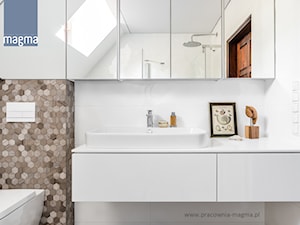 DOM W KLIMACIE MODERNIZMU - Mała na poddaszu z lustrem łazienka z oknem, styl nowoczesny - zdjęcie od magma pracownia wnętrz