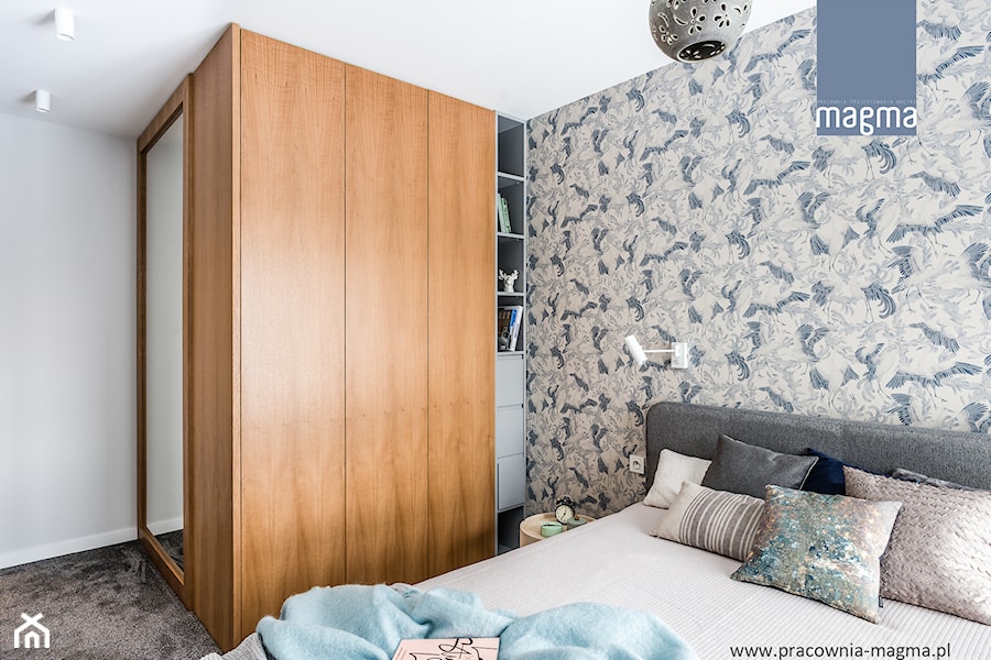 NOWOCZESNY APARTAMENT Z TAPICEROWANYM SIEDZISKIEM - Mała biała sypialnia, styl nowoczesny - zdjęcie od magma pracownia wnętrz
