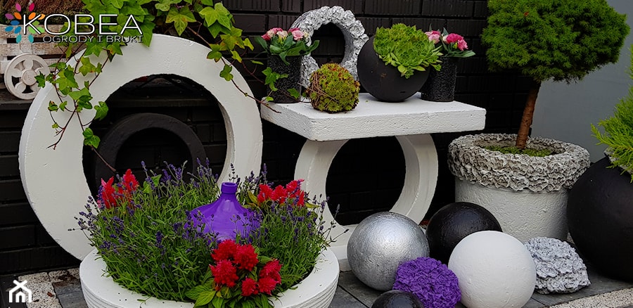 Dekoracje i ozdoby do ogrodu Kobea Ogrody i Bruki Produkcja i sprzedaż dekoracji ogrodowych Dekoracje i ozdoby do ogrodu -kule ogrodowe -kule betonowe - zdjęcie od Ewa Tyrna