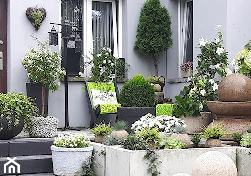 Dekoracje i ozdoby do ogrodu z betonu-Kobea Ogrody i Bruki - Mały z nawierzchnią pokrytą kostką brukową z lampami stojącymi ogród przed domem - zdjęcie od Ewa Tyrna