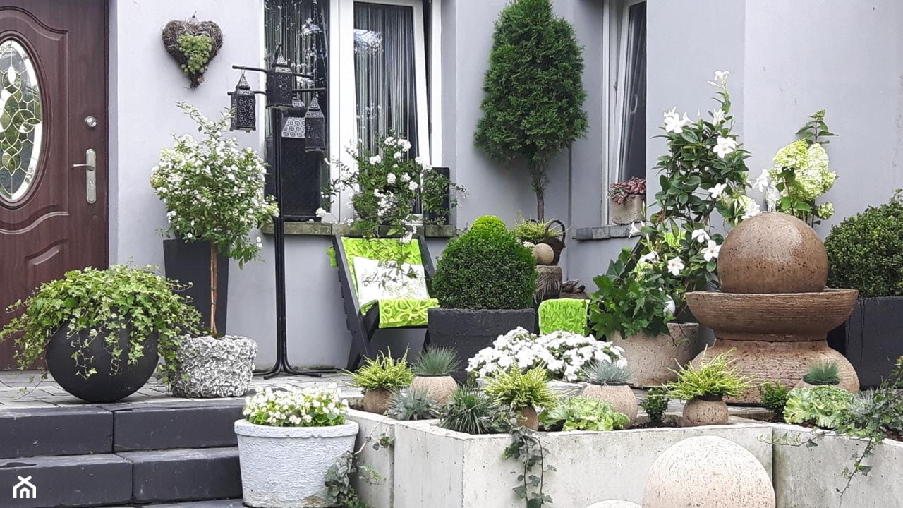 Dekoracje i ozdoby do ogrodu z betonu-Kobea Ogrody i Bruki - Mały z nawierzchnią pokrytą kostką brukową z lampami stojącymi ogród przed domem - zdjęcie od Ewa Tyrna - Homebook