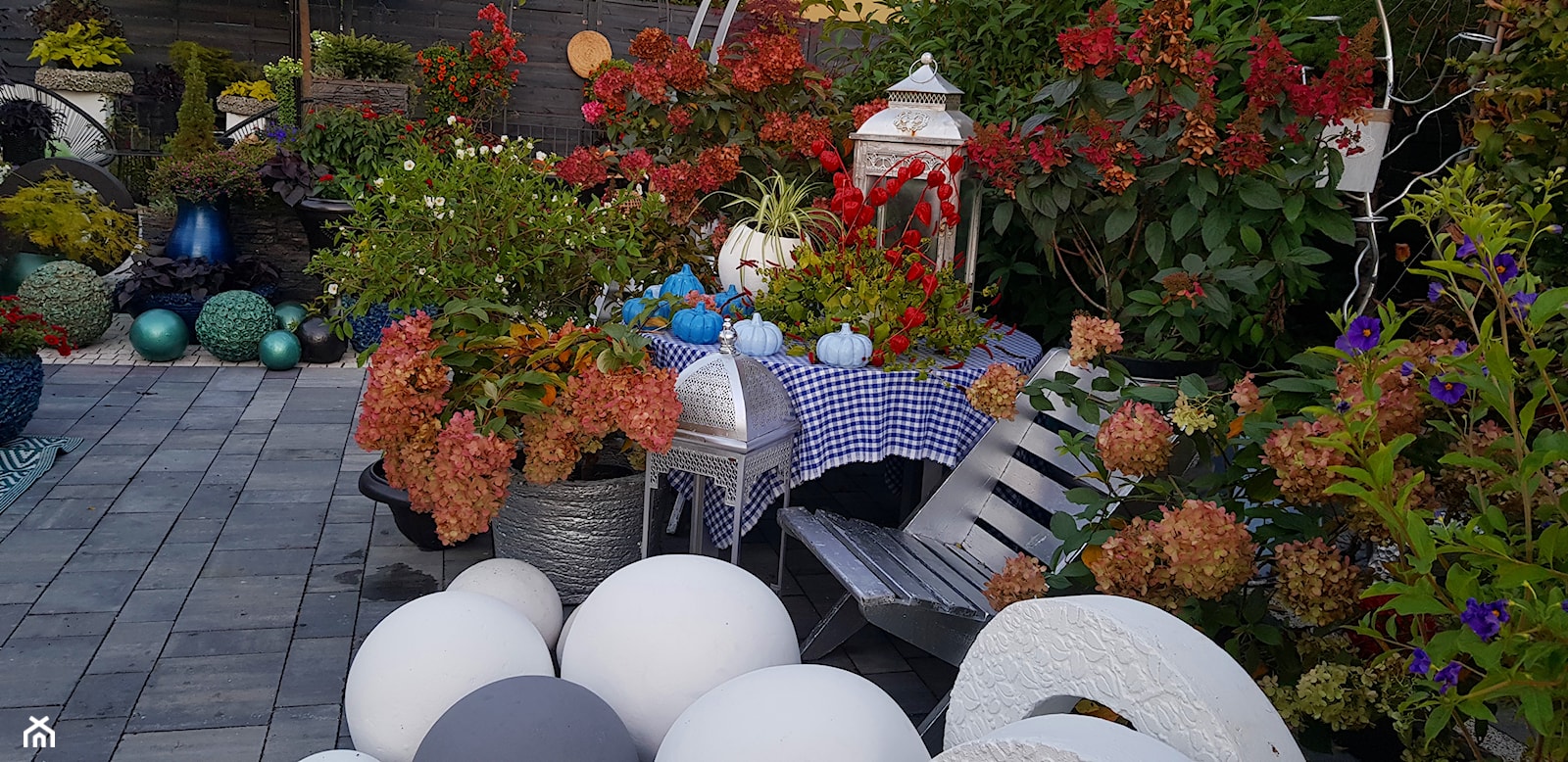 Jesień w ogrodzie dekoracje i ozdoby do ogrodu Kobea Ogrody i Bruki -dekoracje i ozdoby do ogrodu balkon#taras#patio# #kobeaogrodyibruki#dekoracjedoogrodu#dekoracje#ozdoby#ogród#gardendecoration#garde - zdjęcie od Ewa Tyrna - Homebook