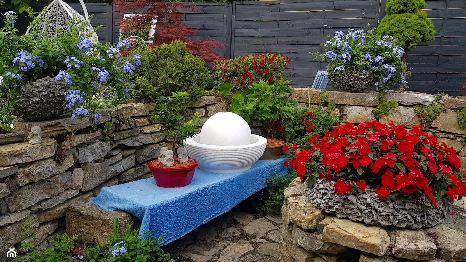 Kule betonowe ozdoby do ogrodu -ozdoby ogrodowe dekoracje ogrodowe -dekoracje do ogrodu -mój ogród inspiracje do ogrodu - zdjęcie od Ewa Tyrna - Homebook