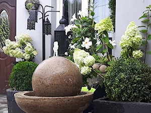 Dekoracje i ozdoby do ogrodu z betonu-Kobea Ogrody i Bruki - Mały z nawierzchnią pokrytą kostką brukową ogród przed domem - zdjęcie od Ewa Tyrna