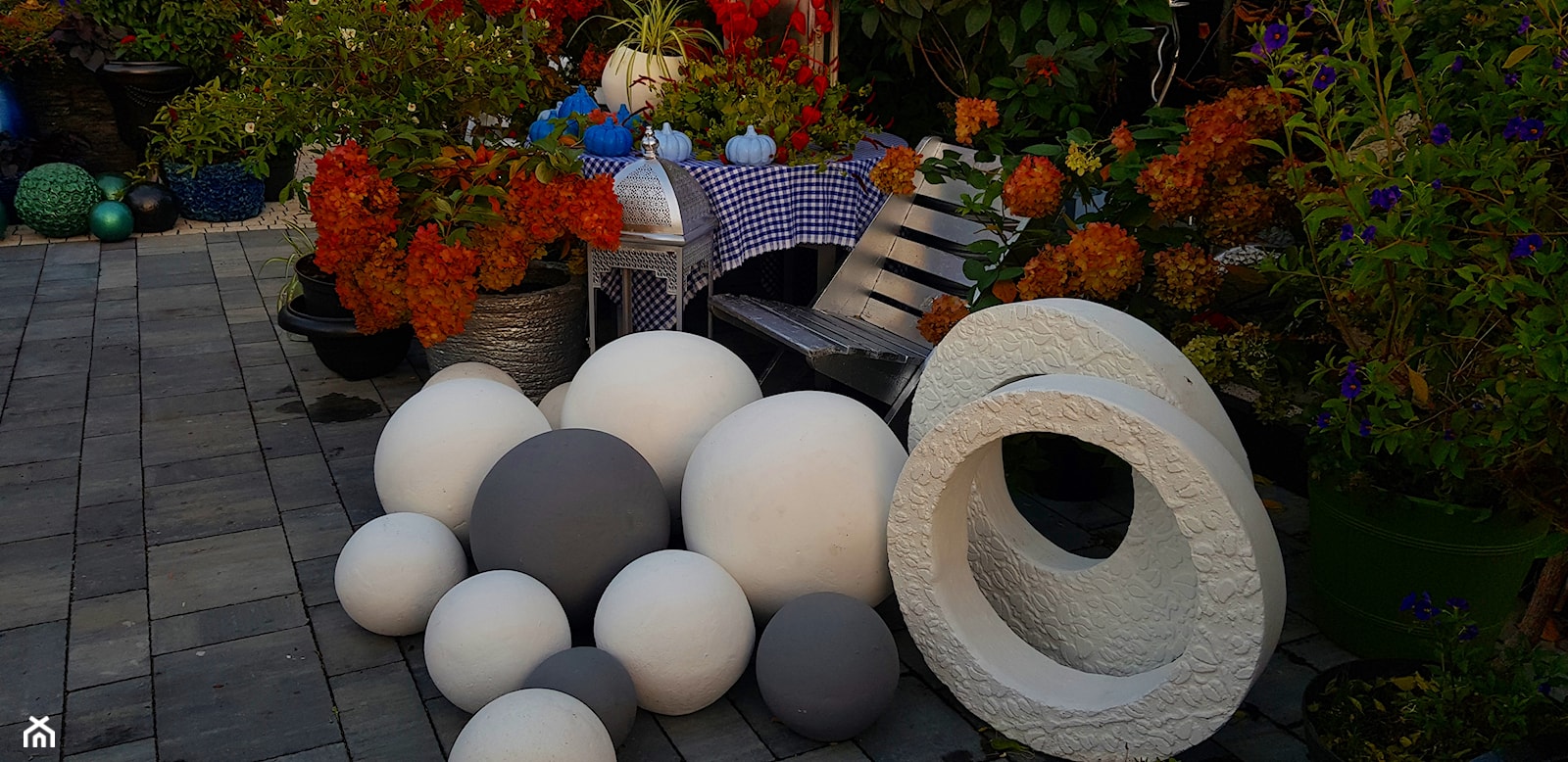 Ogrodowe dekoracje kule ozdobne do ogrodu - zdjęcie od Ewa Tyrna - Homebook