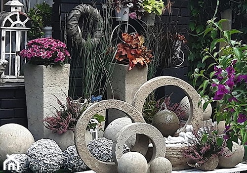 Dekoracje i ozdoby do ogrodu z betonu-Kobea Ogrody i Bruki - Mały ogród przed domem za domem - zdjęcie od Ewa Tyrna
