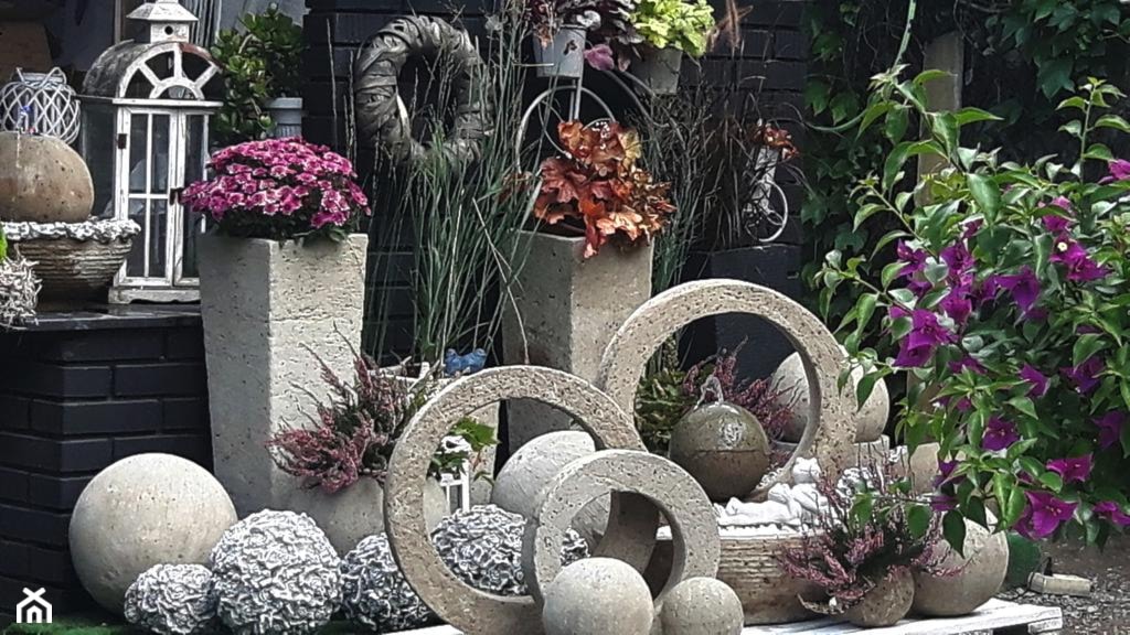 Dekoracje i ozdoby do ogrodu z betonu-Kobea Ogrody i Bruki - Mały ogród przed domem za domem - zdjęcie od Ewa Tyrna - Homebook