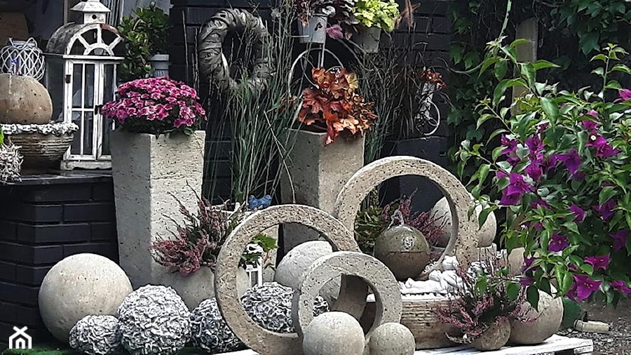 Dekoracje i ozdoby do ogrodu z betonu-Kobea Ogrody i Bruki - Mały ogród przed domem za domem - zdjęcie od Ewa Tyrna