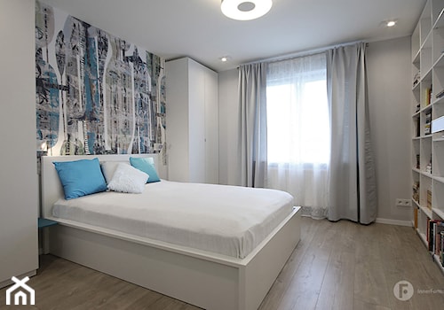 Nowoczesny apartament w Krakowie - Średnia biała szara sypialnia, styl nowoczesny - zdjęcie od InnerForms