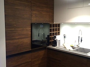 Mała średnia otwarta zamknięta z zabudowaną lodówką z nablatowym zlewozmywakiem kuchnia w kształcie litery l, styl nowoczesny - zdjęcie od Kam Kuchnie Sobienie Jeziory