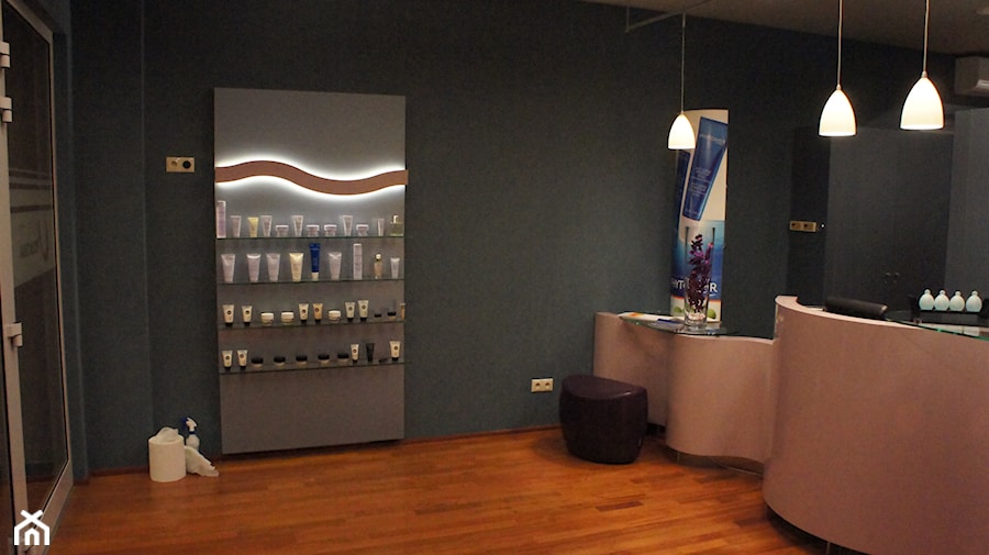 Wystawka z kosmetykami koło recepcji - Realizacja SPA w hotelu - zdjęcie od Tucano Polska