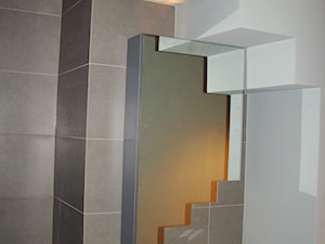 Widok lustra - Realizacja łazienki pod schodami - zdjęcie od Tucano Polska