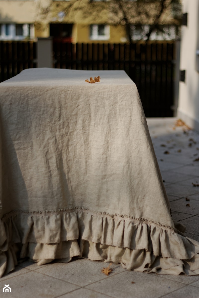 Lniany obrus z trzema falbanami - zdjęcie od studio lnu dom artystyczny