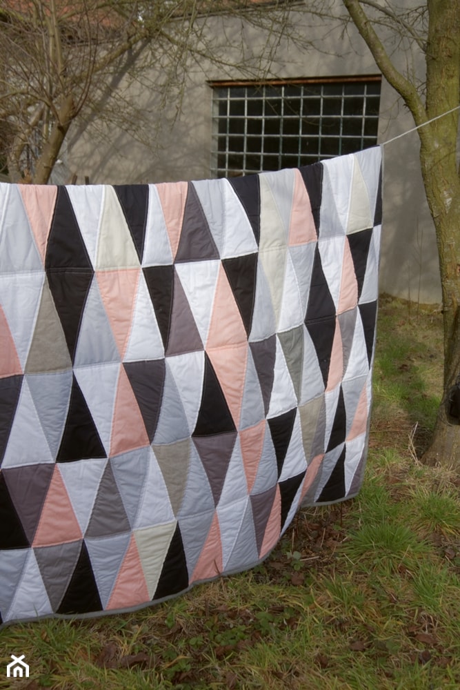 narzuta patchwork trójkąty - zdjęcie od studio lnu dom artystyczny - Homebook