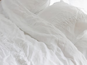 Biała pościel z lnu z marszczeniami. - zdjęcie od studio lnu dom artystyczny
