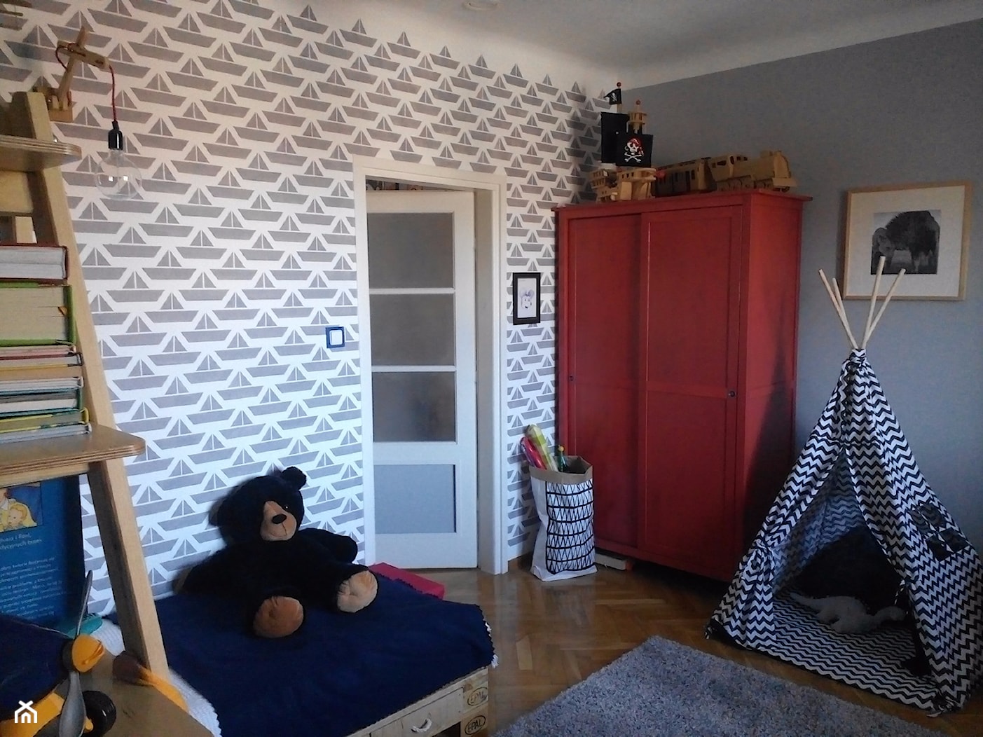 #pokojdziecka - Średni biały szary pokój dziecka dla dziecka dla chłopca dla dziewczynki - zdjęcie od Kama Poznańska - Homebook