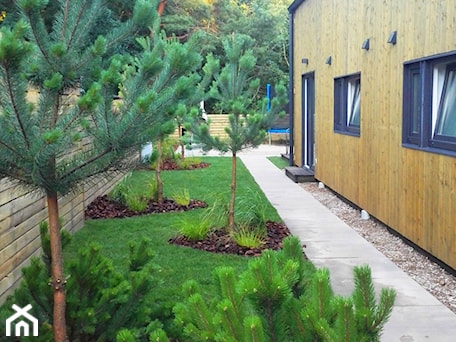 Aranżacje wnętrz - Ogród: Scandi Garden House, Pobierowo, POLAND - GRINER Architektura Krajobrazu. Przeglądaj, dodawaj i zapisuj najlepsze zdjęcia, pomysły i inspiracje designerskie. W bazie mamy już prawie milion fotografii!